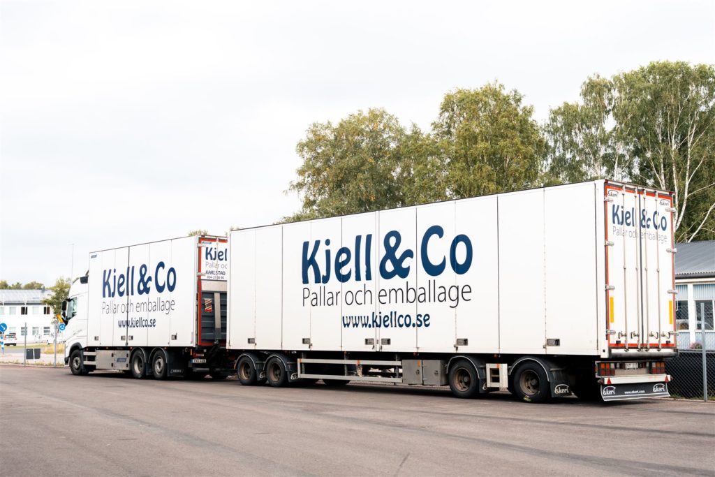 Kjell & Co:s lastbilar med släp