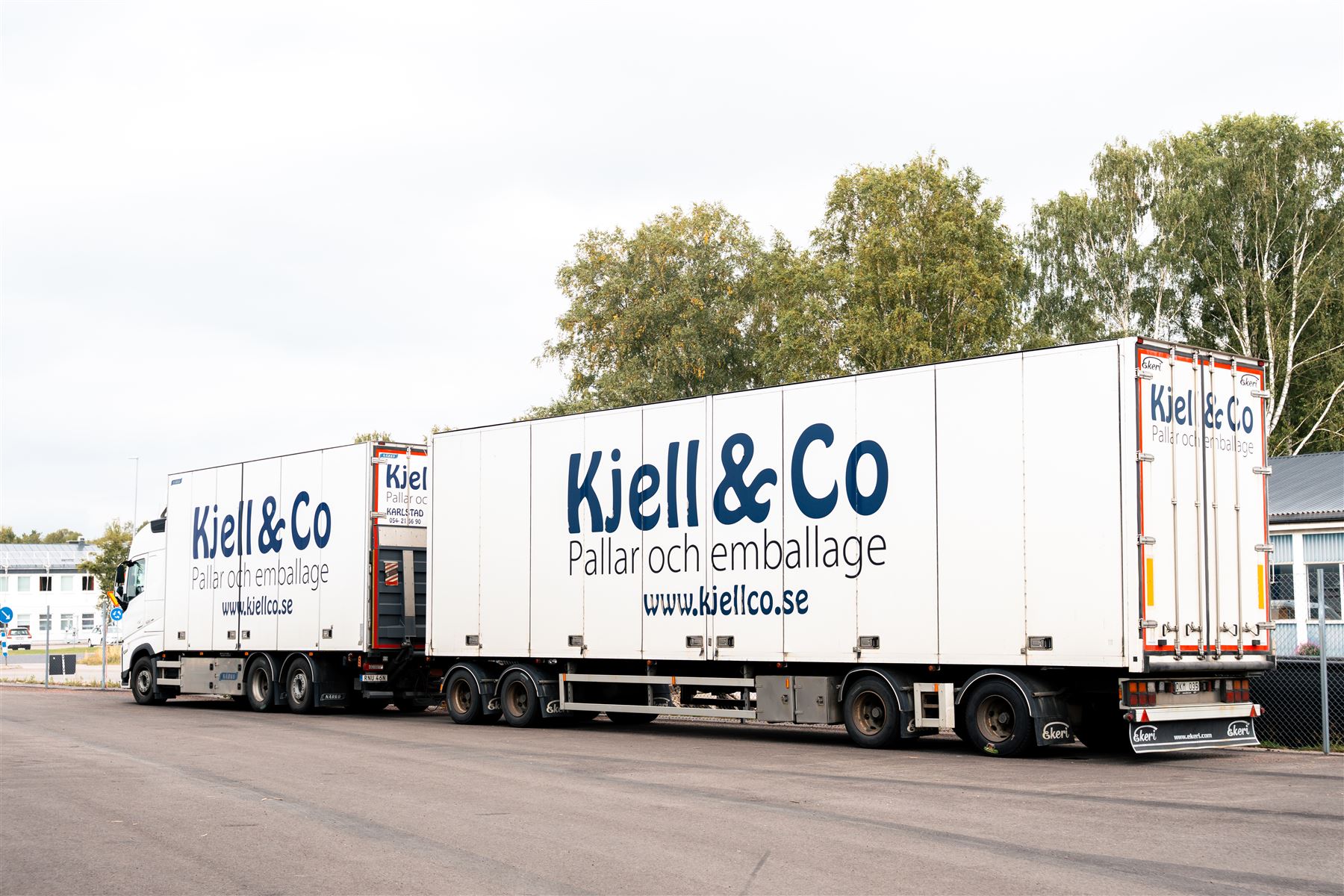 Kjell & Co:s lastbilar med släp