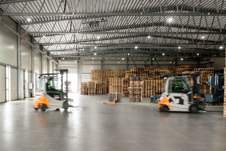 Truckar i lagerhallen