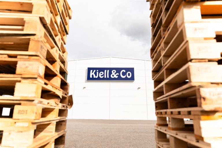 Kjell & Co-skylten mellan pallstaplar