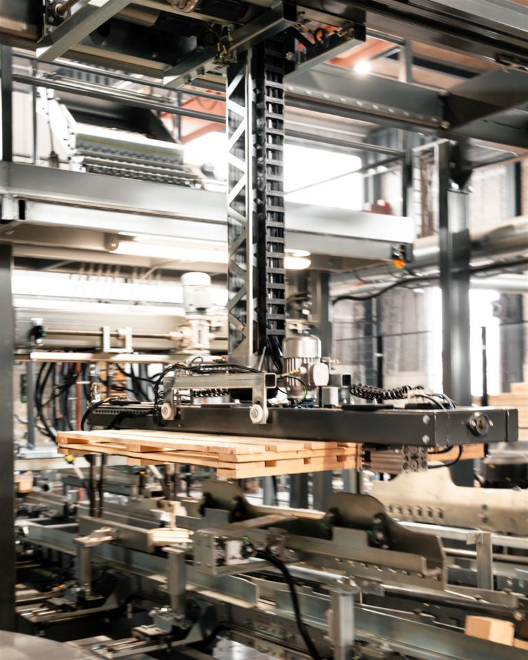 Robot som staplar pallar i reparationslinjen